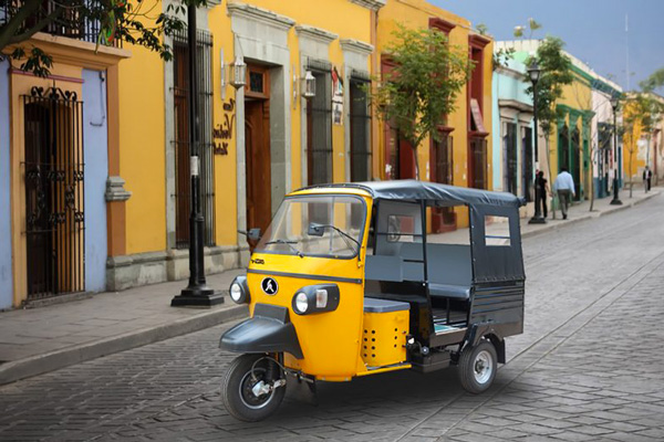 Motocarro amarillo pasajeros